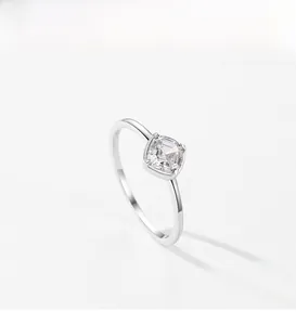 Vue détaillée d'une bague en argent avec pierre carrée et serti à quatre griffes