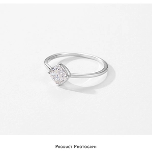 Vue macro d'une bague en argent S925 avec pierre carrée et poinçon d'authenticité