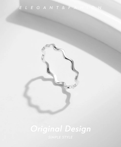 Minimalistischer S925 Silber Wellenring wirft elegante Schatten auf weiße Fläche