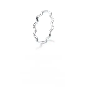 Makrodetail des S925 Sterlingsilber-Stempels auf dem minimalistischen Wellenring