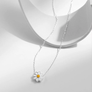 S925 sterling silver daisy pendant necklace with white enamel petals and yellow core