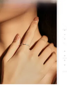 Detail eines minimalistischen S925 Silber Wellenrings am Finger bei sanftem Licht
