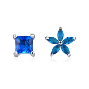 Boucles d'oreilles asymétriques fleur en argent S925 et saphir bleu carré