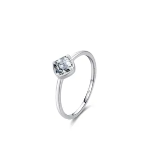 Bague élégante en argent S925 avec un oxyde de zirconium géométrique de coupe carrée