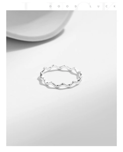 Detailansicht eines minimalistischen S925 Sterlingsilber Wellenrings mit Hochglanzfinish