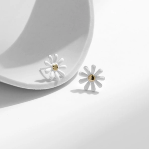 Minimalist S925 sterling silver daisy stud earrings with white enamel petals and gold center