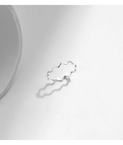 Makroaufnahme des polierten S925 Silberwellenrings mit minimalistischen Designdetails