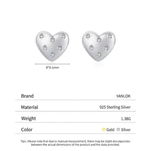 Élégantes boucles d'oreilles cœur en argent S925 avec six zircons cubiques brillants