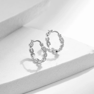Boucles d'oreilles créoles Mobius en argent S925 avec zircons blancs sur socle