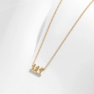 Collier en argent S925 doré avec pendentif chiffre porte-bonheur 111 et décoration en zircon