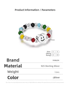Vue détaillée de la bague élastique en argent S925 avec perles colorées et cœur