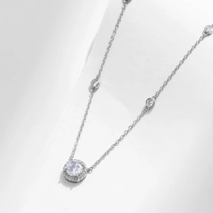 Collier halo en argent S925 étincelant avec pendentif rond et détails fins