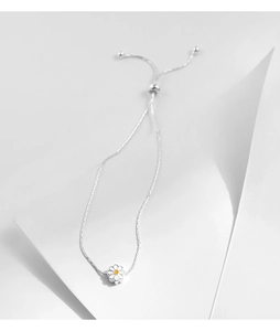 Detail of S925 sterling silver daisy bracelet with an adjustable sliding bead clasp