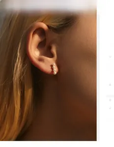 Gros plan de boucles d'oreilles en argent S925 avec quatre perles blanches alignées