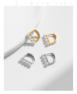 Détail des créoles en argent sterling S925 avec quatre perles en or et en argent