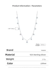 Détail macro du collier en argent S925 avec pendentifs zircon goutte d'eau sur fond blanc