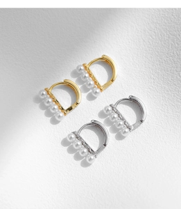 Détail de boucles d'oreilles en argent S925 en forme de D avec quatre perles verticales
