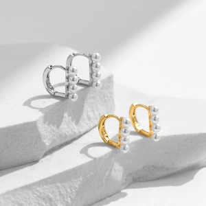 Élégantes boucles d'oreilles huggie en argent S925 avec quatre perles en or et argent