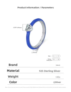 Dettaglio anello in argento S925 con cuore in smalto blu e punzonatura del metallo