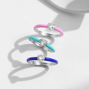 Set di tre anelli colorati con zirconi a forma di cuore e fasce in smalto vivace