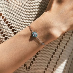 Bracelet en argent S925 avec cœur en émail vert et zircons porté sur le poignet