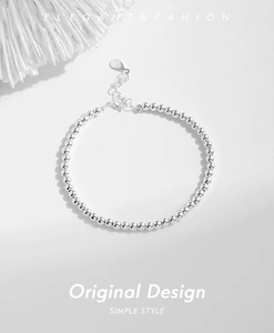 Vue macro du bracelet en argent sterling S925 avec billes polies et fermoir mousqueton