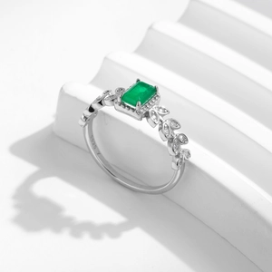 Vintage S925 silver ring featuring a green zircon gemstone and leaf-shaped diamond details