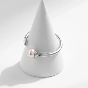 Minimalist 925 sterling silver open ring featuring a lustrous natural pink pearl detail