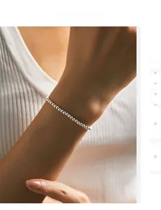 Détail d'un bracelet en argent sterling S925 avec petites perles porté au poignet