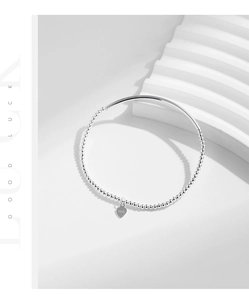 Dettaglio del ciondolo a cuore in argento sterling S925 e bracciale a sfere