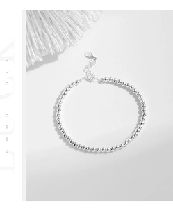 Détail du bracelet en perles d'argent S925 montrant le fermoir mousqueton et le poinçon