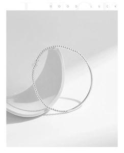 Bracciale minimalista in argento 925 con perle e tubi su espositore bianco artistico