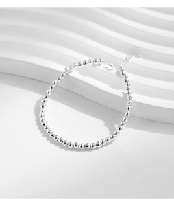 Détail du bracelet en perles d'argent S925 avec fermoir mousqueton et chaîne d'ajustement