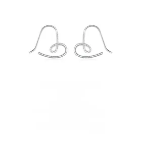 Vue détaillée des boucles d'oreilles cœur en argent S925 avec texture de corde torsadée
