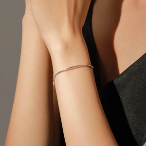 Bracciale minimalista in argento S925 con catena a sfere e ciondolo a cuore sottile