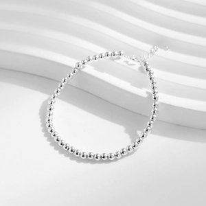 Bracelet à billes en argent sterling S925 poli avec fermoir mousqueton sur socle blanc