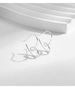 Détail de boucles d'oreilles cœur en argent massif S925 avec texture torsadée mate