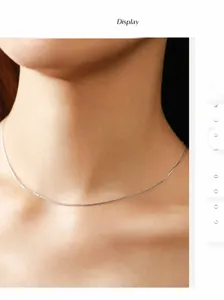 Primer plano de un collar minimalista de plata S925 con cadena fina en el cuello de una modelo