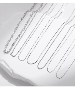 Primer plano de cadenas de plata S925 pulida que muestra varios estilos de eslabones