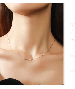 Primer plano de un collar de cadena veneciana de plata S925 en el cuello