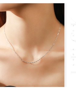 Primer plano de un collar de cadena fina minimalista en plata S925 sobre una modelo
