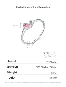 Dettaglio macro dell'anello in argento S925 con gemma rosa a goccia e diamante