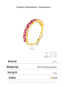 Détail macro d'une bague en argent S925 avec gemmes roses marquises et anneau 1,5mm