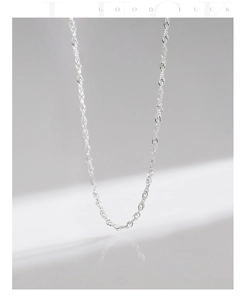 Detalle de una elegante cadena de ondas en plata S925 con un acabado pulido reflectante