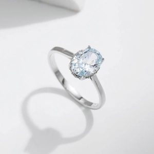 Eleganter s925 Silberring mit großem ovalen Aquamarin-Zirkon in einer Vier-Krallen-Fassung