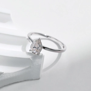 Bague élégante en argent s925 avec moissanite taille poire et monture griffes minimaliste