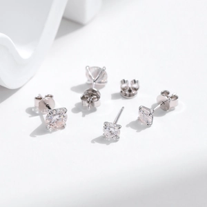 Boucles d'oreilles classiques en argent 925 et moissanite avec sertissage à quatre griffes