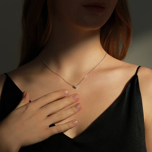 Elegant s925 silver heart pendant necklace with shimmering cubic zirconia for women