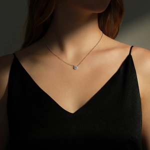 Klassische Moissanit-Halskette mit rundem Halo-Anhänger in 18K Roségold am Hals