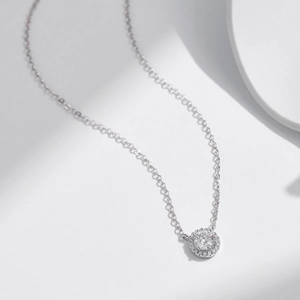 Elegante S925 Sterlingsilber Halskette mit einem brillanten runden Moissanit Anhänger